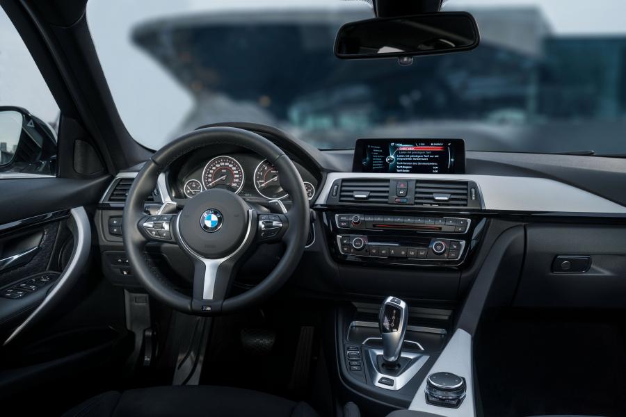 Торпедо BMW 330e M Sport 2016 года  (фото 35 из 40)